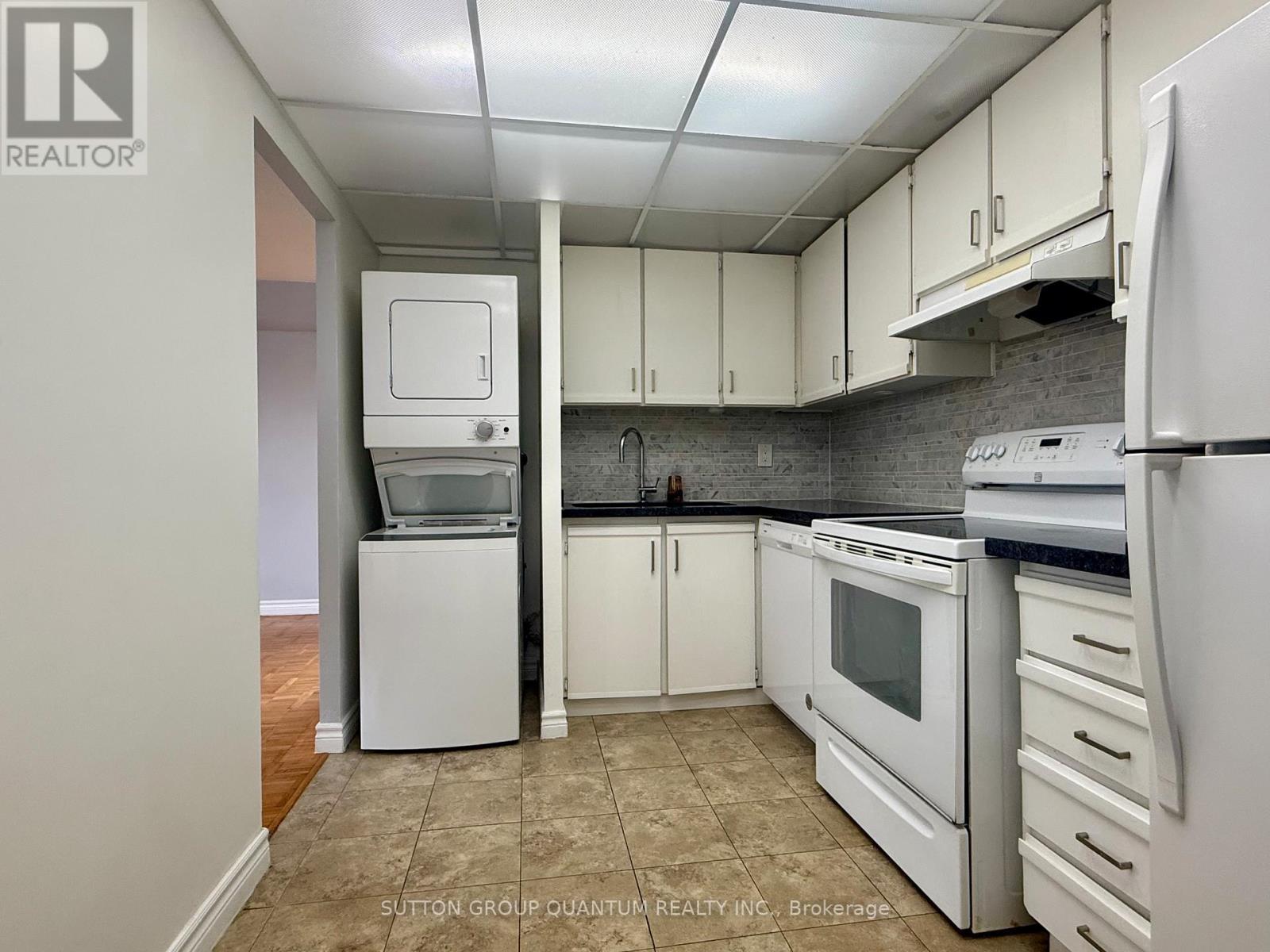 603 - 3700 Kaneff Crescent, Mississauga, ON - Indoor Photo Showing Kitchen