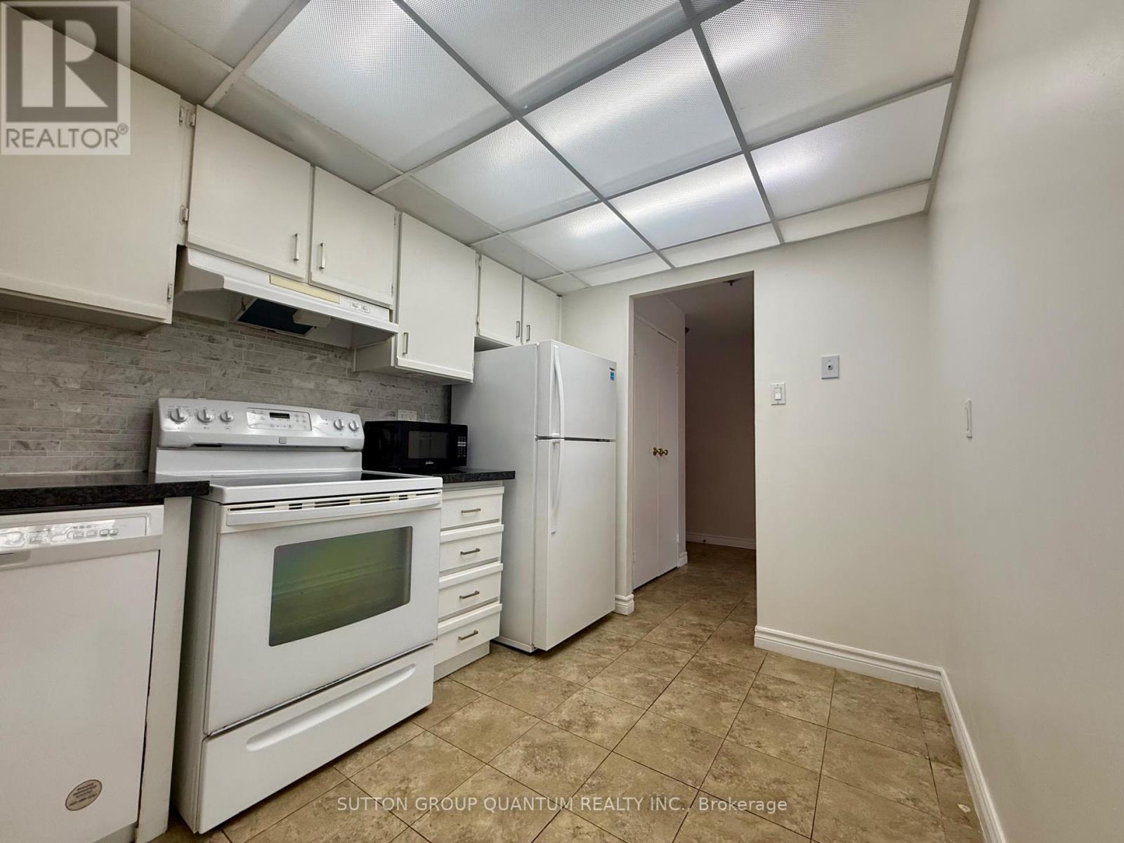 603 - 3700 Kaneff Crescent, Mississauga, ON - Indoor Photo Showing Kitchen