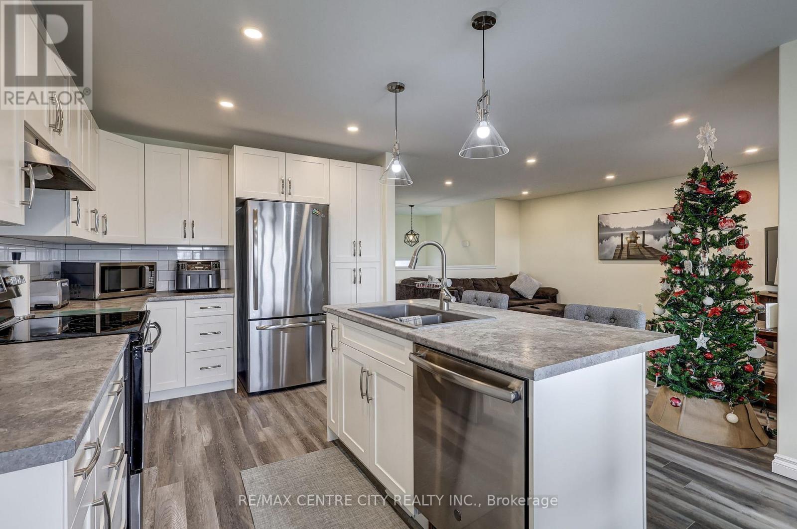 27 Ann Street, Bayham (Vienna), ON - Indoor Photo Showing Kitchen With Double Sink With Upgraded Kitchen