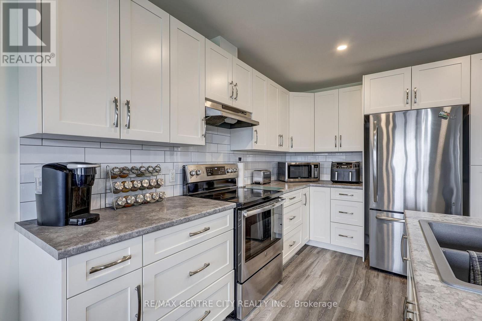 27 Ann Street, Bayham (Vienna), ON - Indoor Photo Showing Kitchen With Upgraded Kitchen