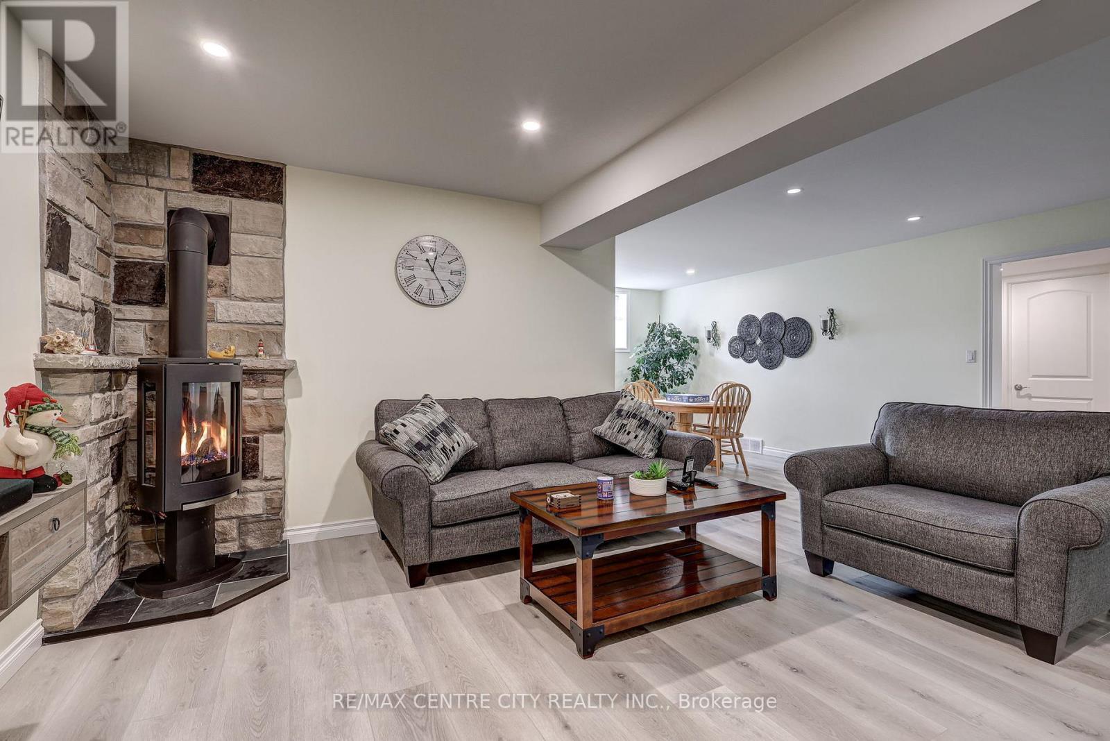 27 Ann Street, Bayham (Vienna), ON - Indoor Photo Showing Living Room