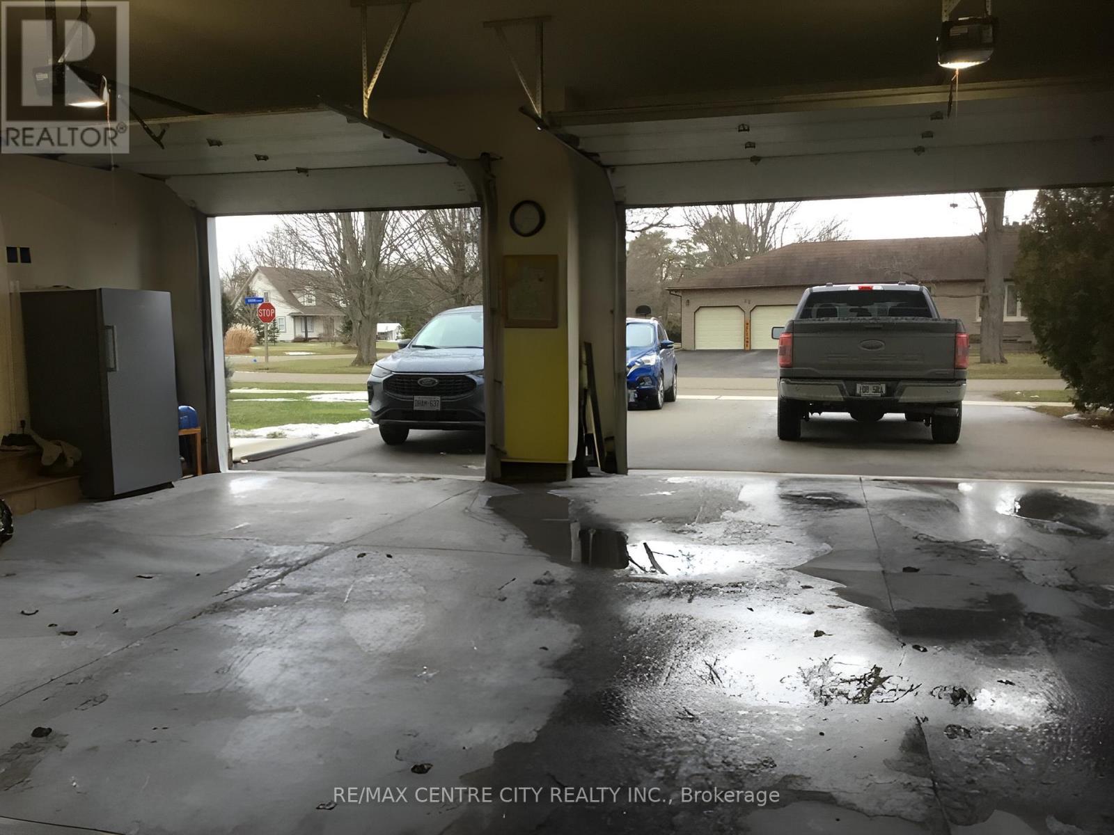 27 Ann Street, Bayham (Vienna), ON - Indoor Photo Showing Garage