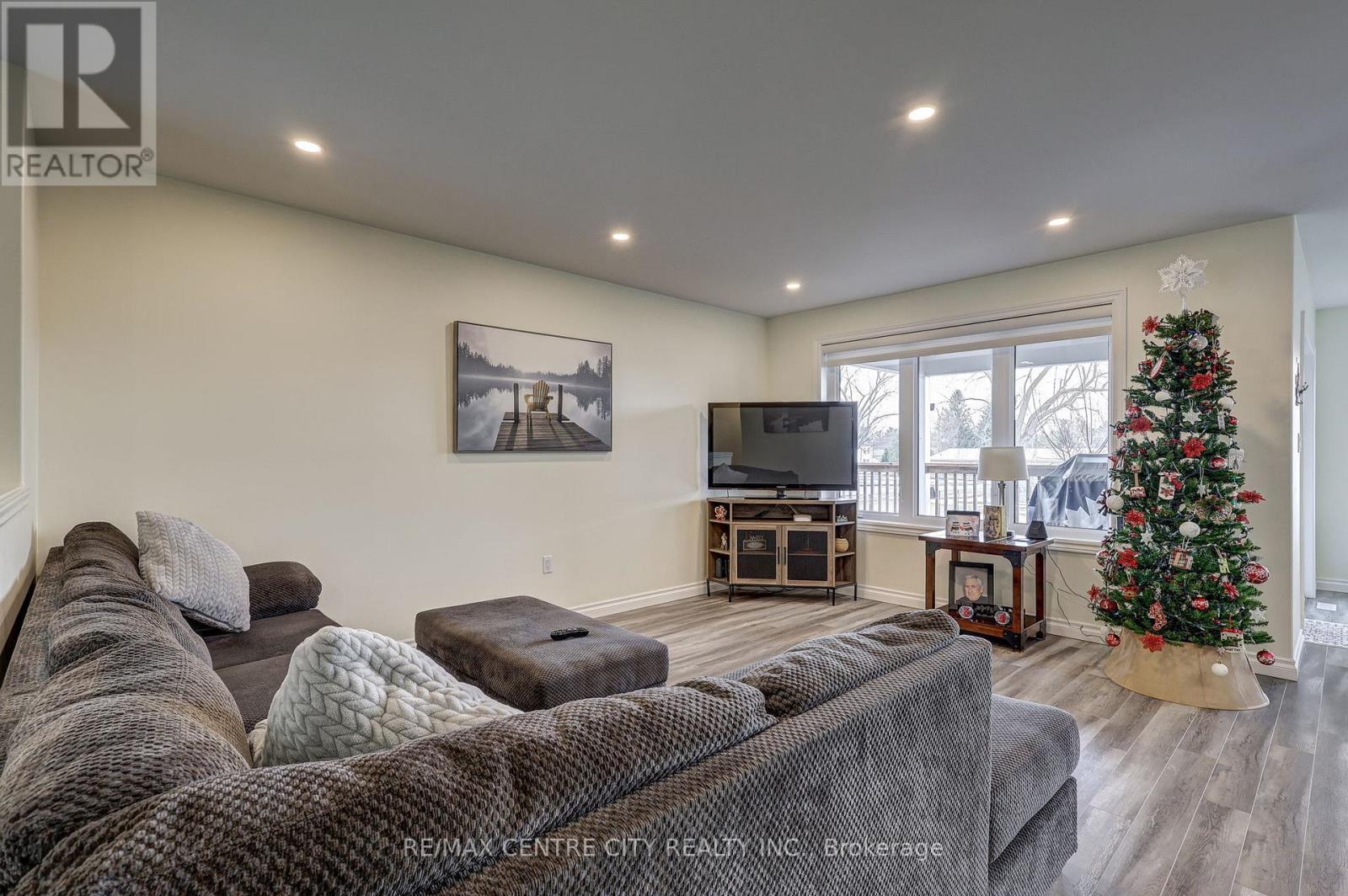 27 Ann Street, Bayham (Vienna), ON - Indoor Photo Showing Living Room