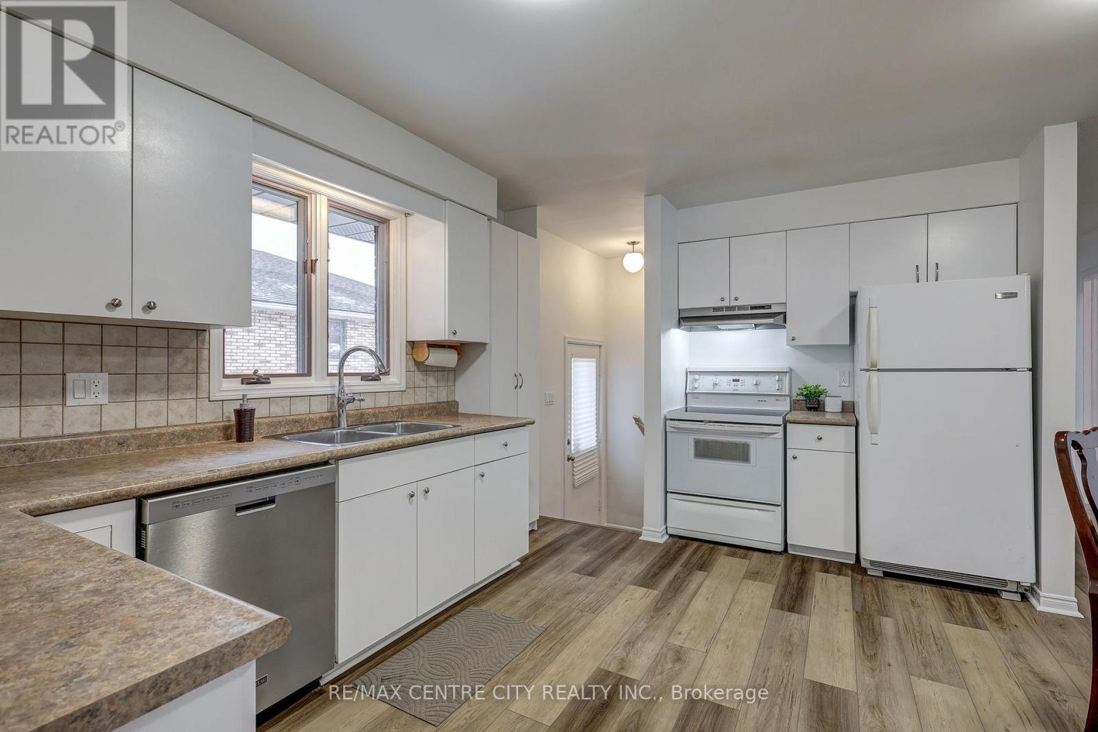 95 Dufferin Street, Aylmer, ON - Indoor Photo Showing Kitchen With Double Sink