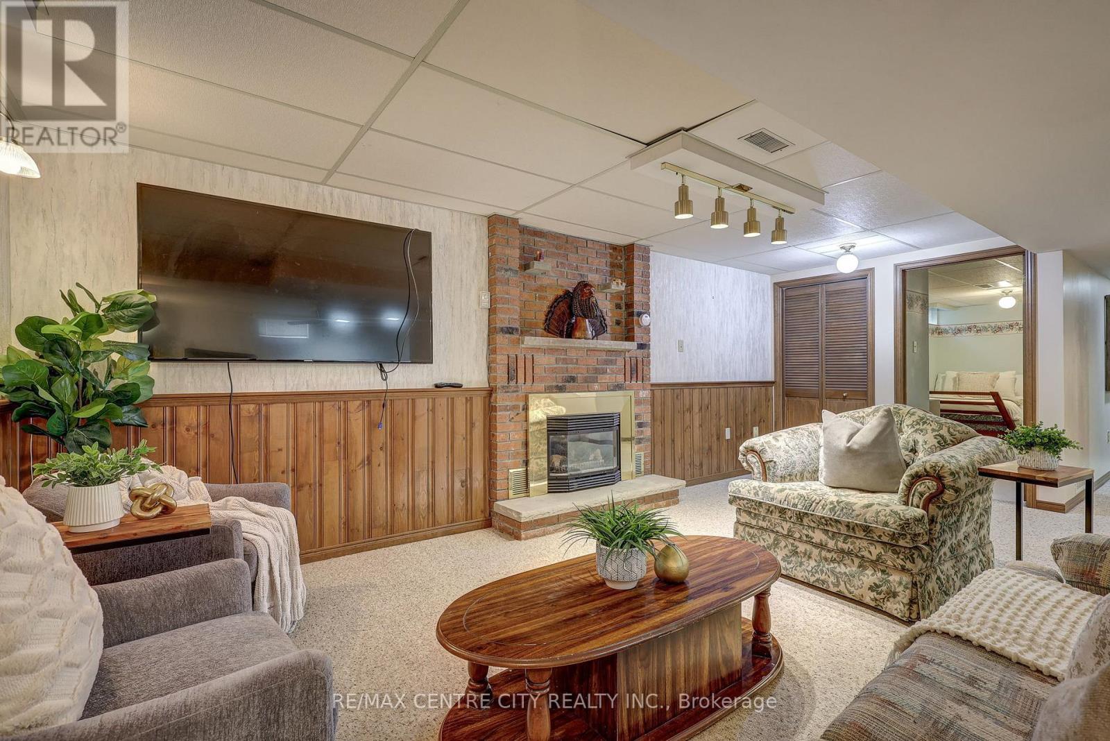 95 Dufferin Street, Aylmer, ON - Indoor Photo Showing Living Room With Fireplace