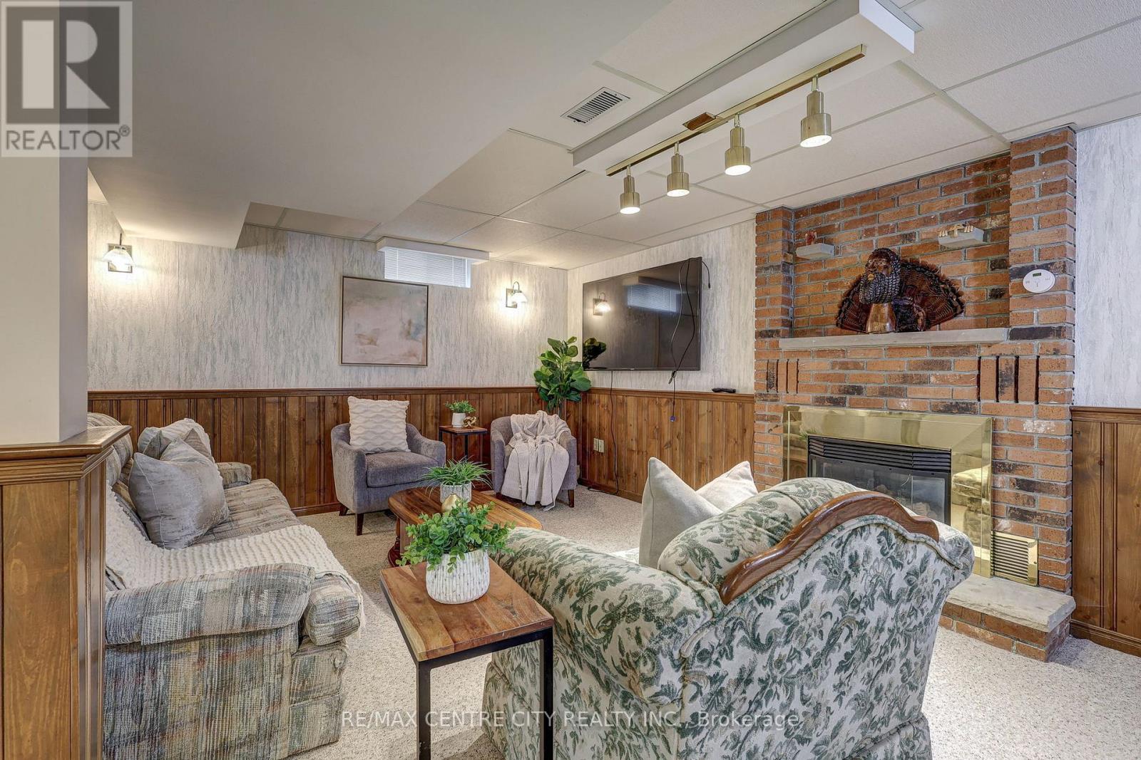 95 Dufferin Street, Aylmer, ON - Indoor Photo Showing Other Room With Fireplace