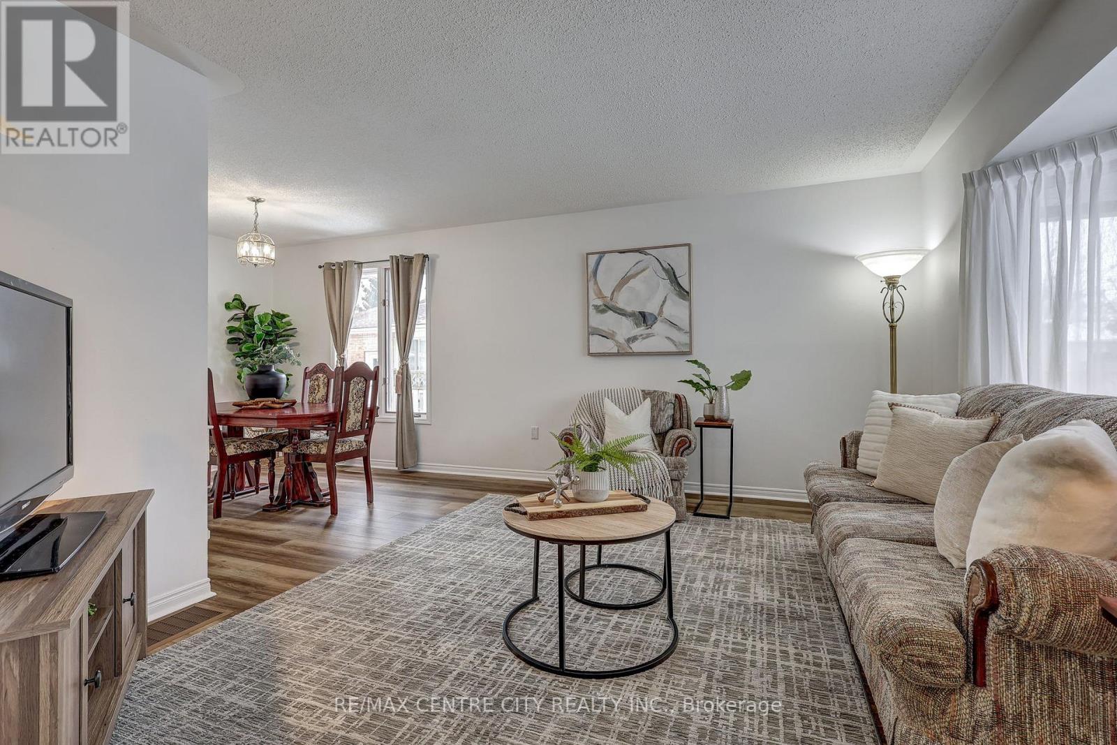 95 Dufferin Street, Aylmer, ON - Indoor Photo Showing Living Room
