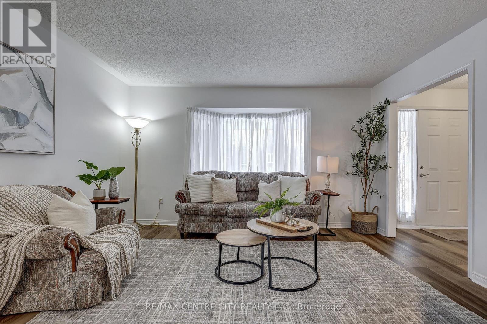95 Dufferin Street, Aylmer, ON - Indoor Photo Showing Living Room