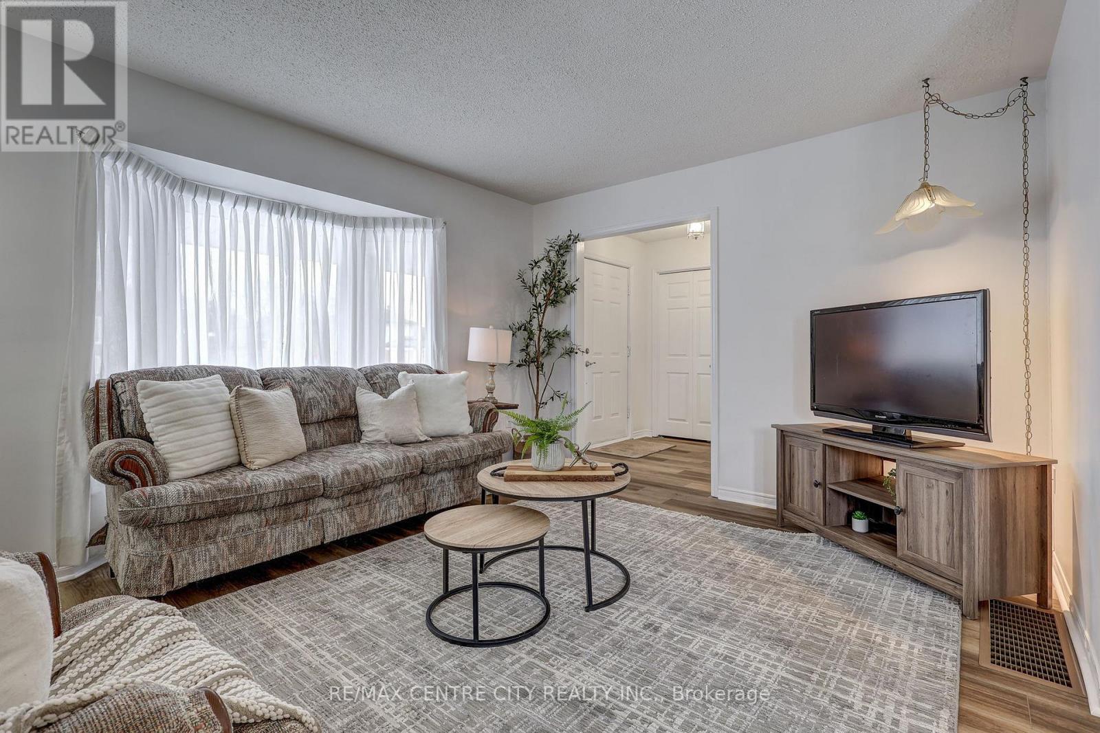 95 Dufferin Street, Aylmer, ON - Indoor Photo Showing Living Room