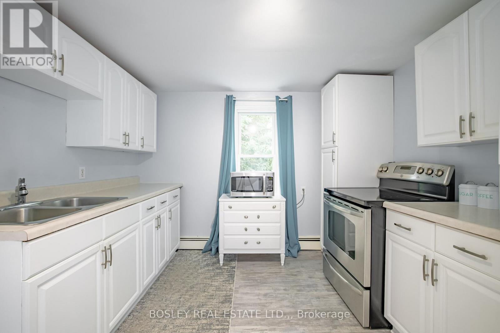 1609 Eighth Avenue, St. Catharines (Rural Eighth), ON - Indoor Photo Showing Kitchen With Double Sink
