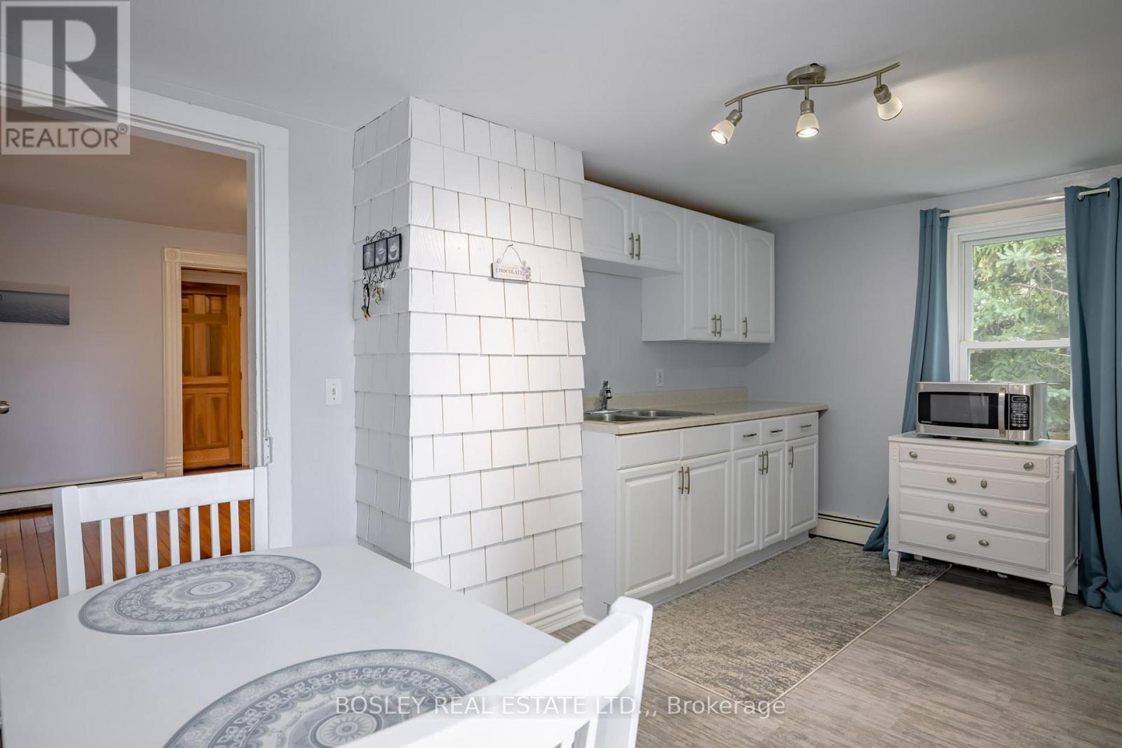 1609 Eighth Avenue, St. Catharines (Rural Eighth), ON - Indoor Photo Showing Kitchen