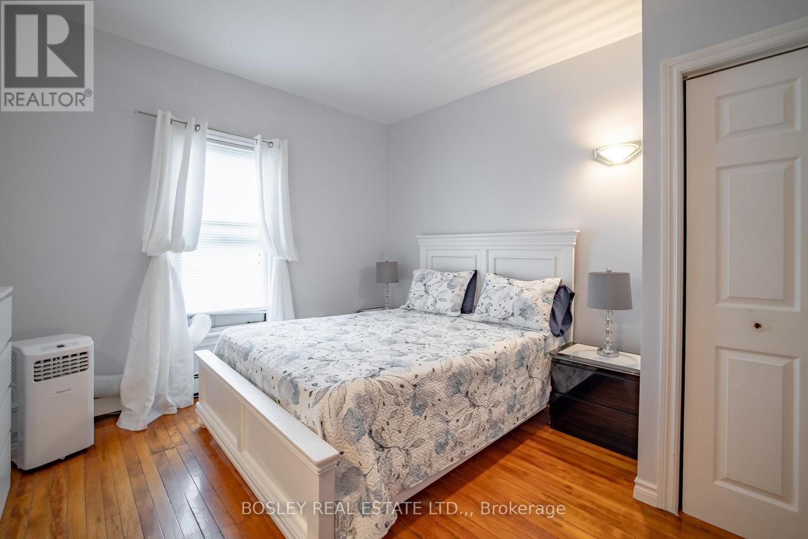 Main floor bedroom - 1609 Eighth Avenue, St. Catharines (Rural Eighth), ON - Indoor Photo Showing Bedroom
