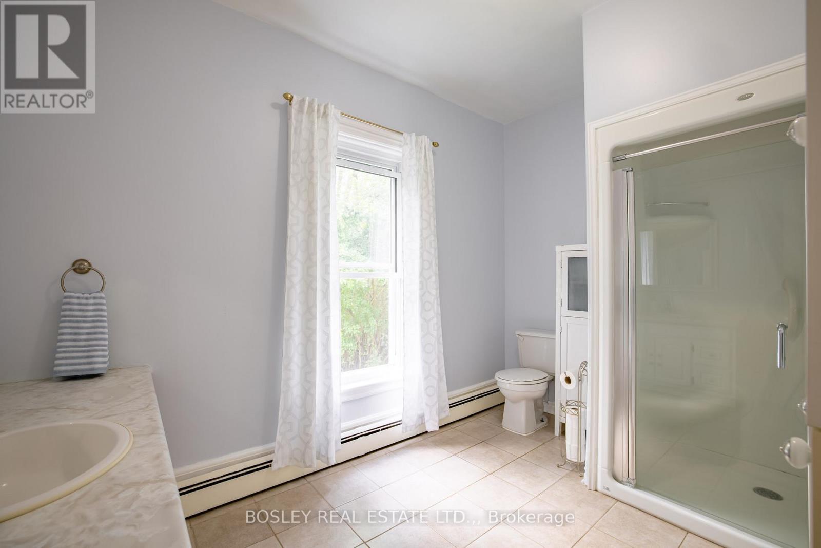 Main floor bathroom - 1609 Eighth Avenue, St. Catharines (Rural Eighth), ON - Indoor Photo Showing Bathroom