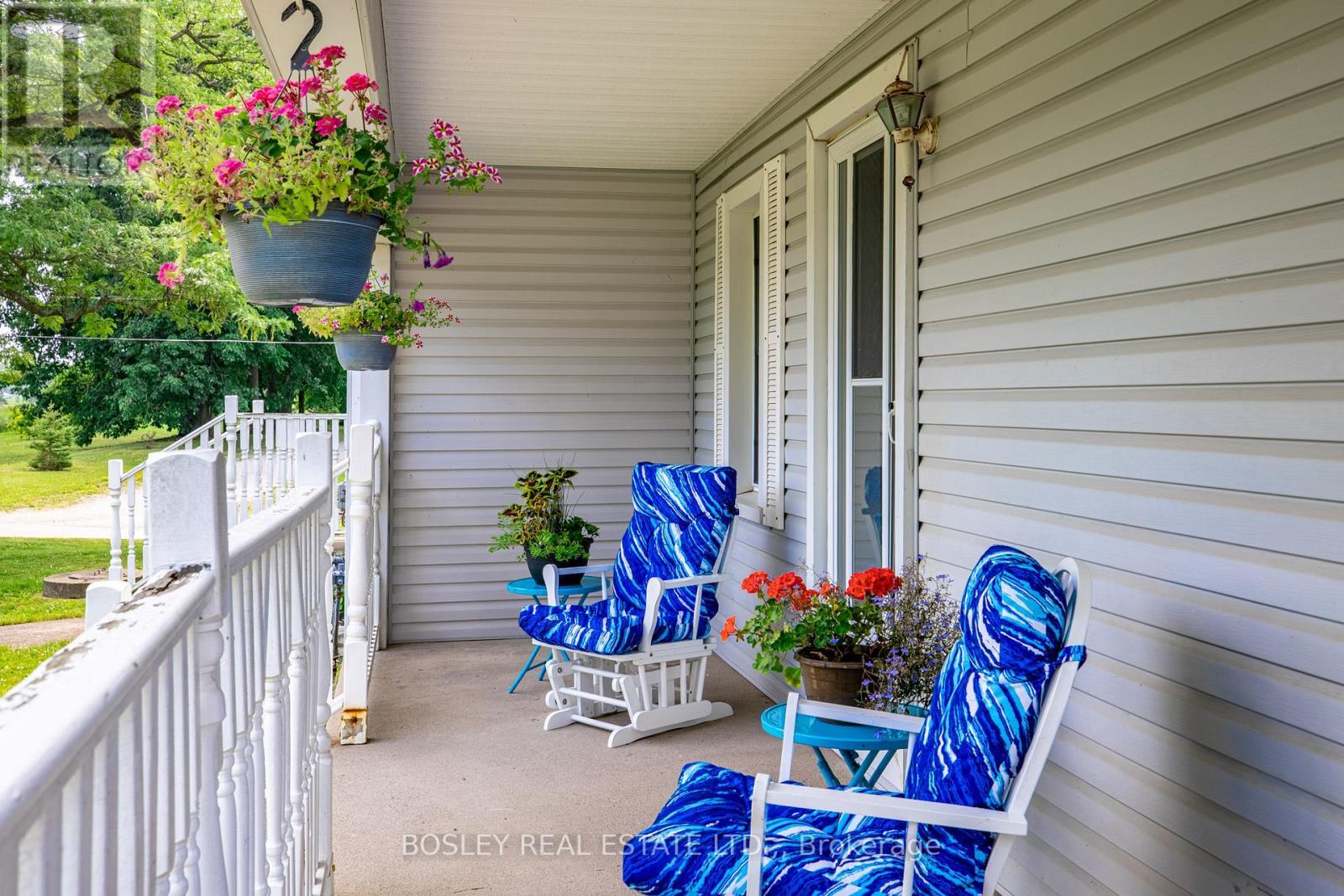 Covered front porch to take in the tranquility - 1609 Eighth Avenue, St. Catharines (Rural Eighth), ON - Outdoor With Deck Patio Veranda With Exterior