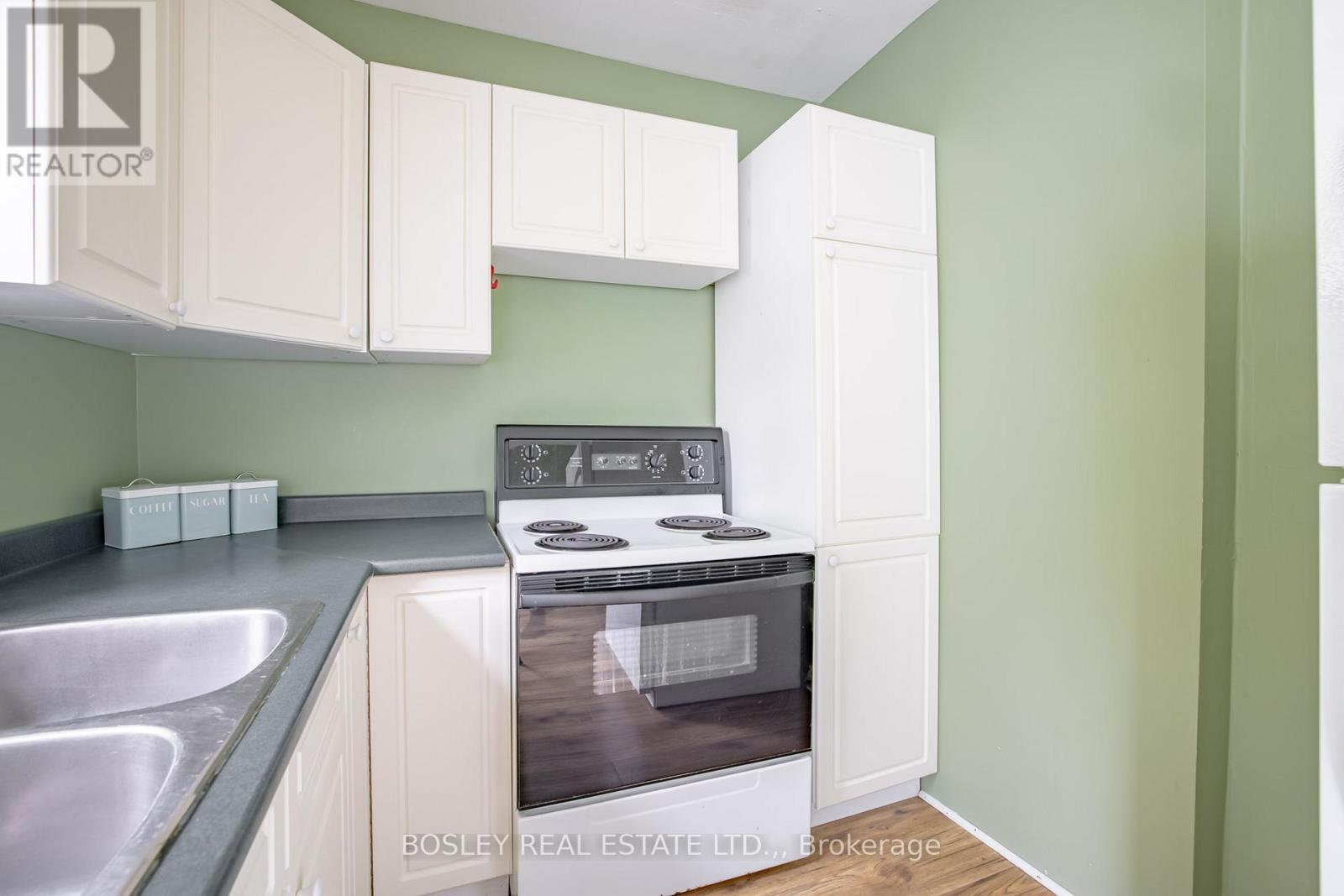 Full kitchen - 1609 Eighth Avenue, St. Catharines (Rural Eighth), ON - Indoor Photo Showing Kitchen With Double Sink