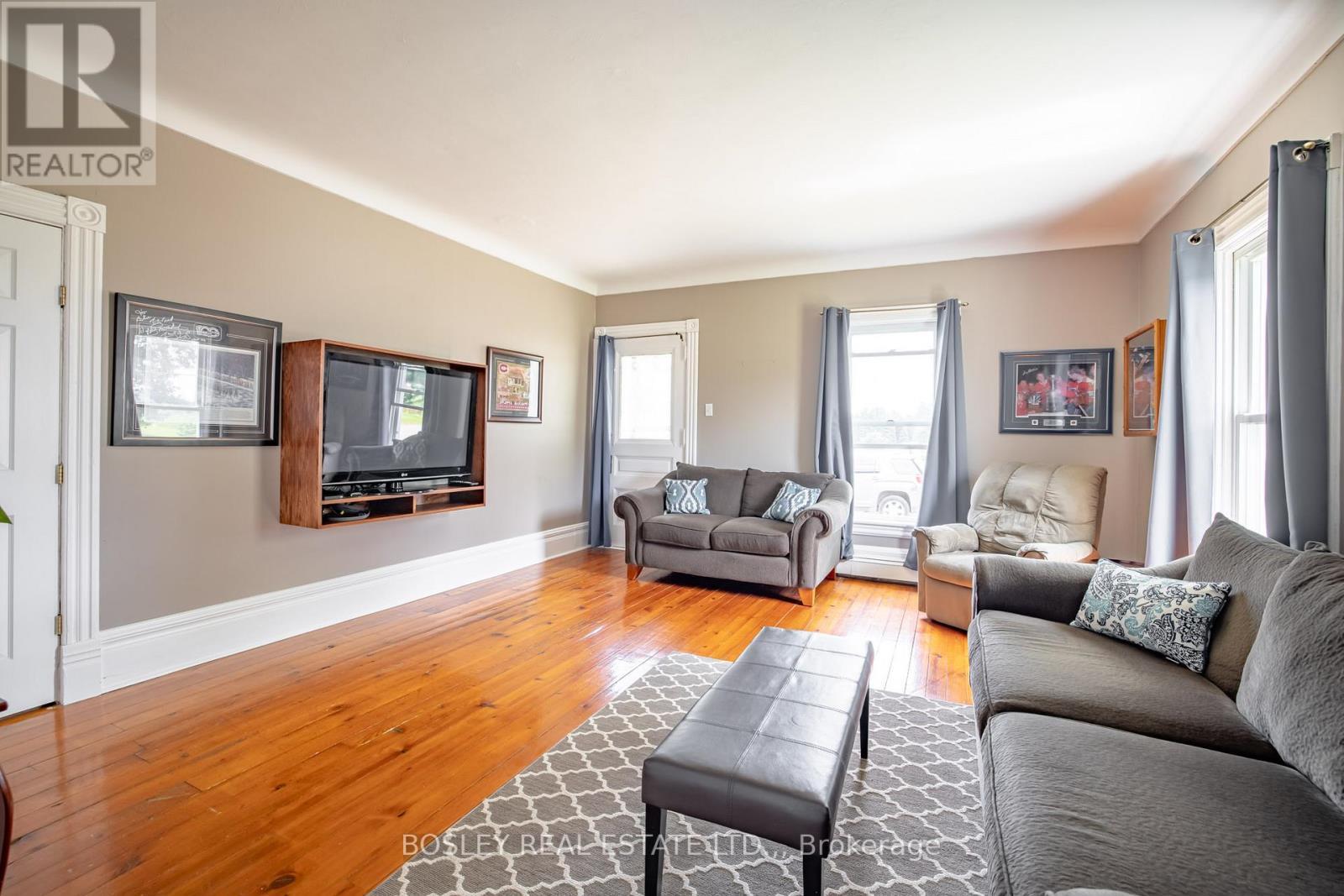 Lots of natural light - 1609 Eighth Avenue, St. Catharines (Rural Eighth), ON - Indoor Photo Showing Living Room