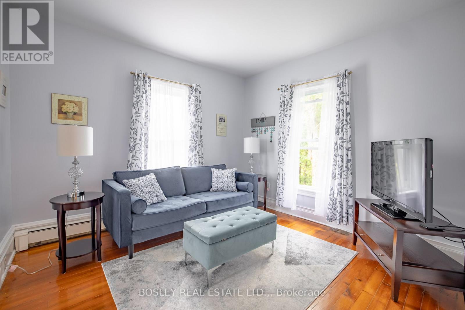 1609 Eighth Avenue, St. Catharines (Rural Eighth), ON - Indoor Photo Showing Living Room