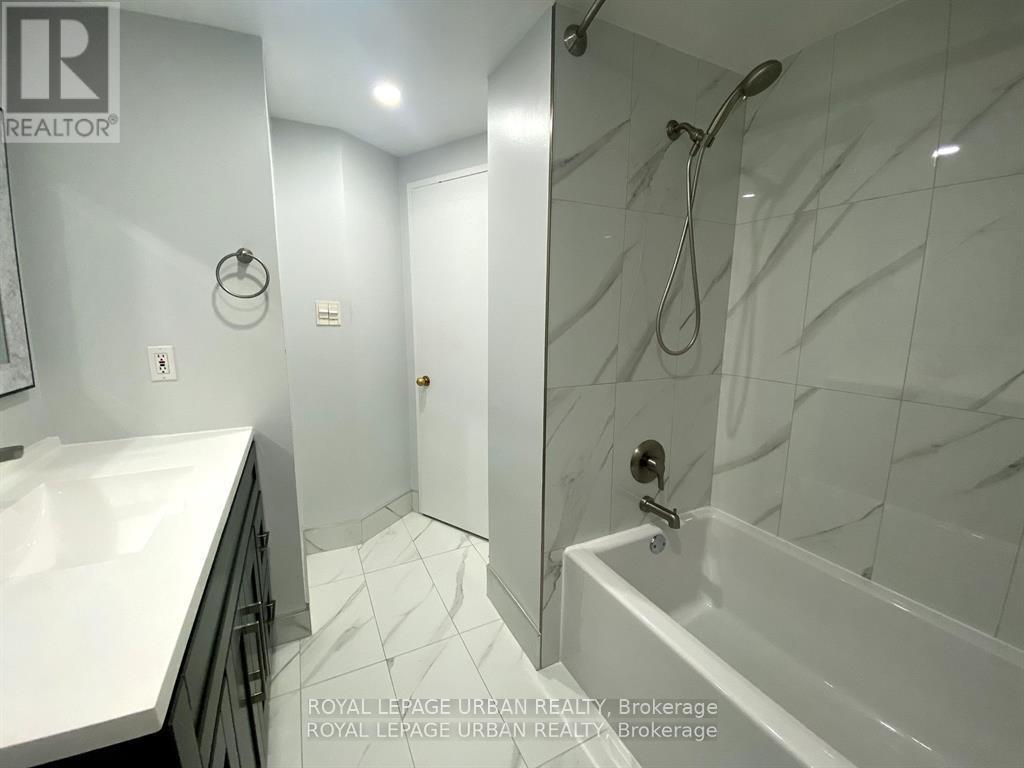 918 - 65 Scadding Avenue, Toronto, ON - Indoor Photo Showing Bathroom