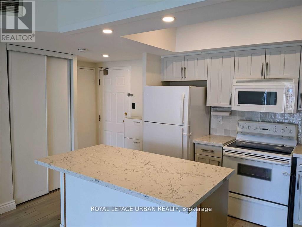 918 - 65 Scadding Avenue, Toronto, ON - Indoor Photo Showing Kitchen