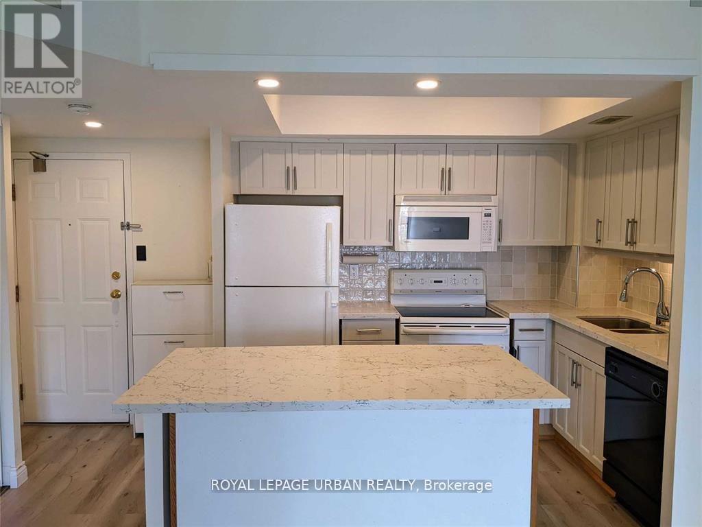 918 - 65 Scadding Avenue, Toronto, ON - Indoor Photo Showing Kitchen