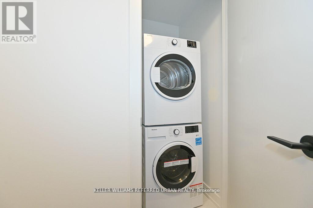 S807 - 127 Broadway Avenue, Toronto, ON - Indoor Photo Showing Laundry Room
