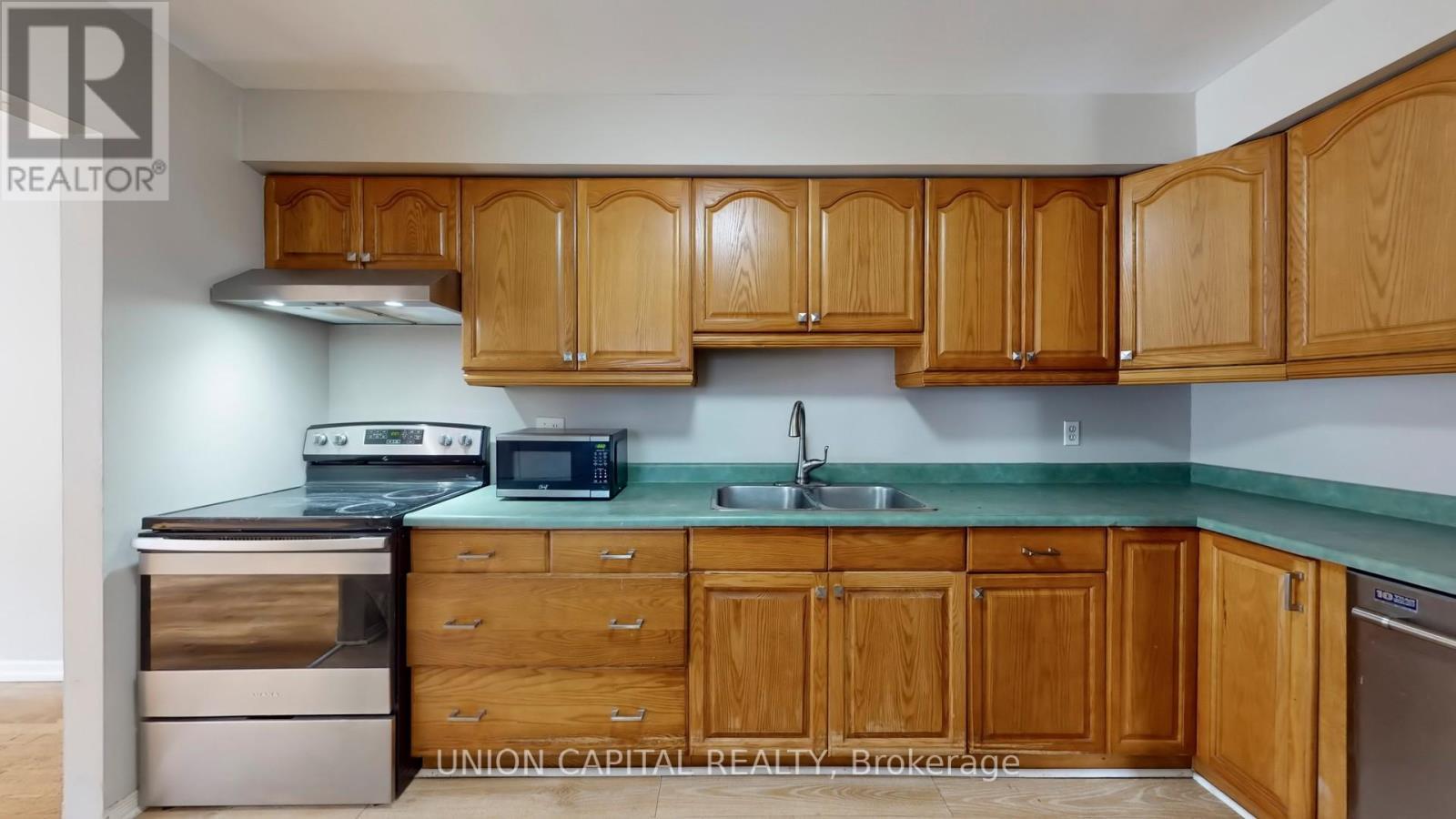 376 Calvert Court, Oshawa, ON - Indoor Photo Showing Kitchen With Double Sink