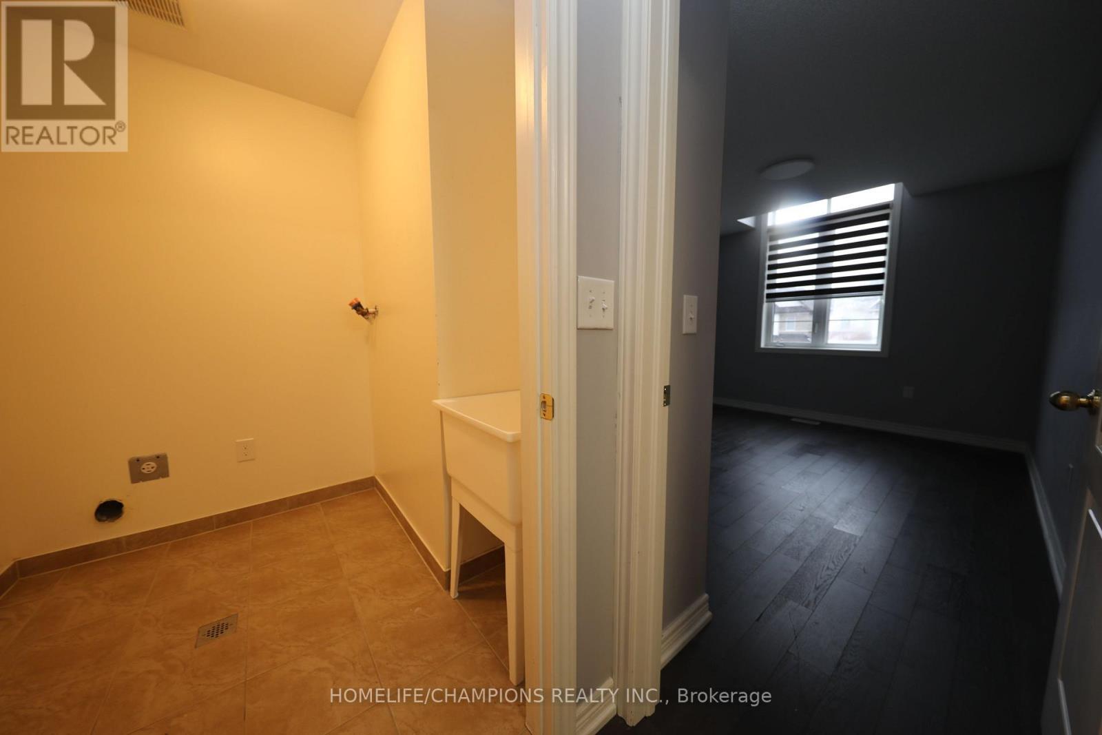 13 John Moore Road, East Gwillimbury, ON - Indoor Photo Showing Other Room