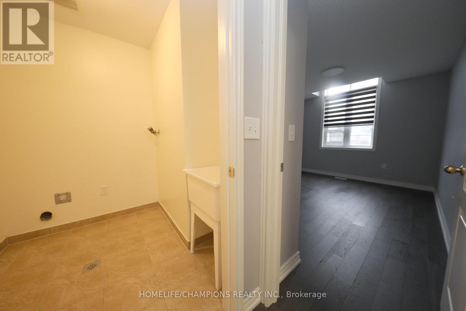 13 John Moore Road, East Gwillimbury, ON - Indoor Photo Showing Other Room