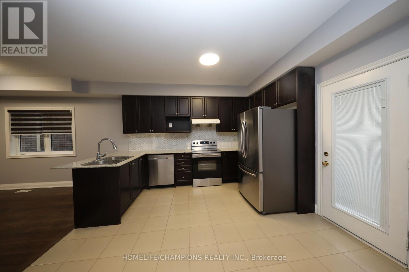 13 John Moore Road, East Gwillimbury, ON - Indoor Photo Showing Kitchen