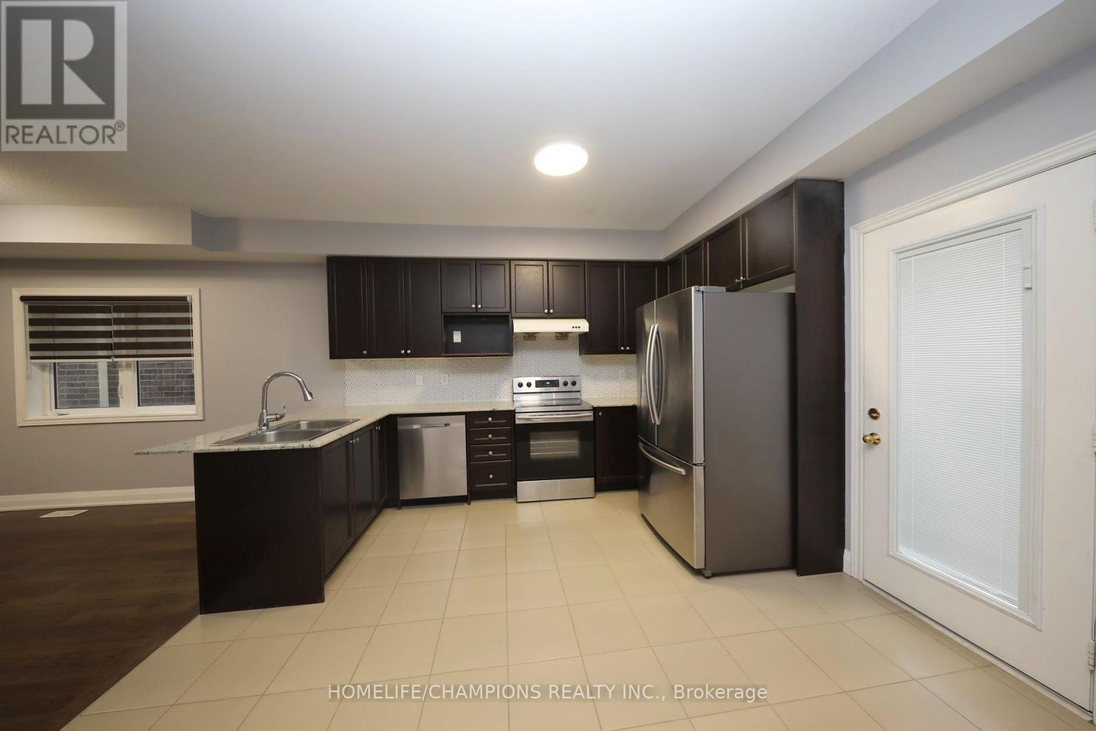 13 John Moore Road, East Gwillimbury, ON - Indoor Photo Showing Kitchen