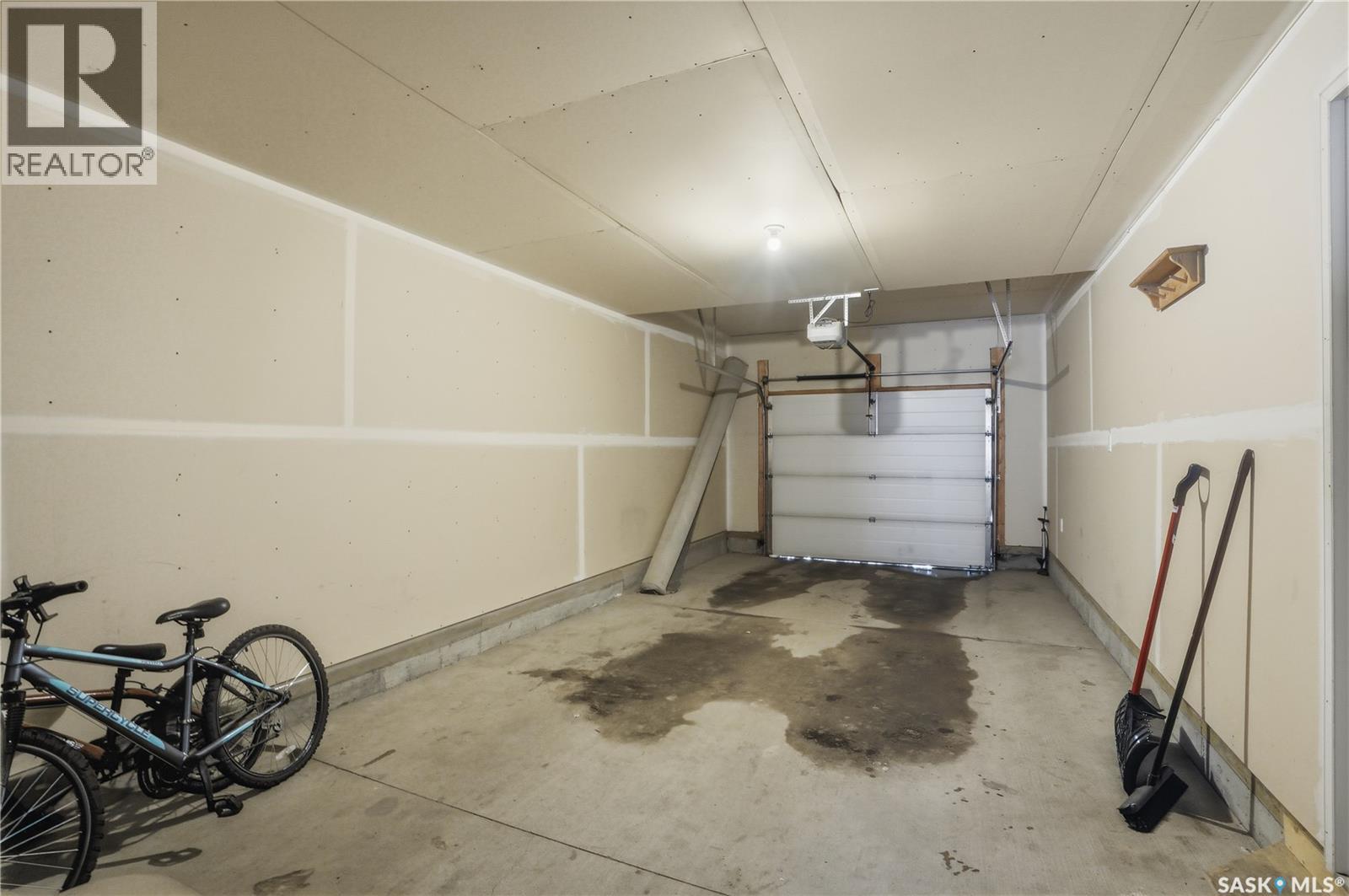 347 Palliser Way, Saskatoon, SK - Indoor Photo Showing Garage