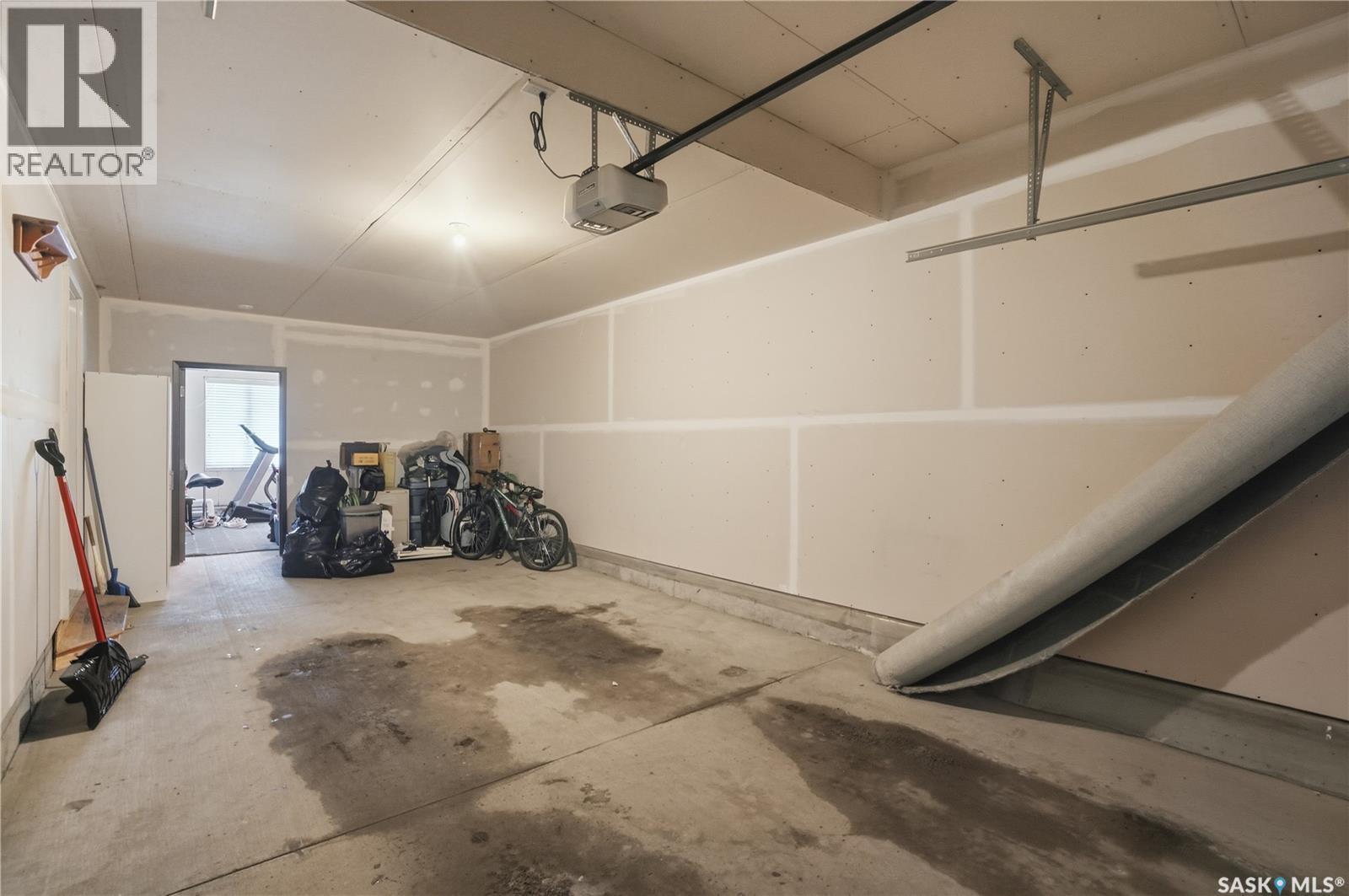 347 Palliser Way, Saskatoon, SK - Indoor Photo Showing Garage