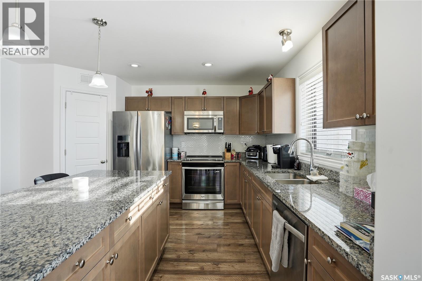 347 Palliser Way, Saskatoon, SK - Indoor Photo Showing Kitchen With Double Sink With Upgraded Kitchen
