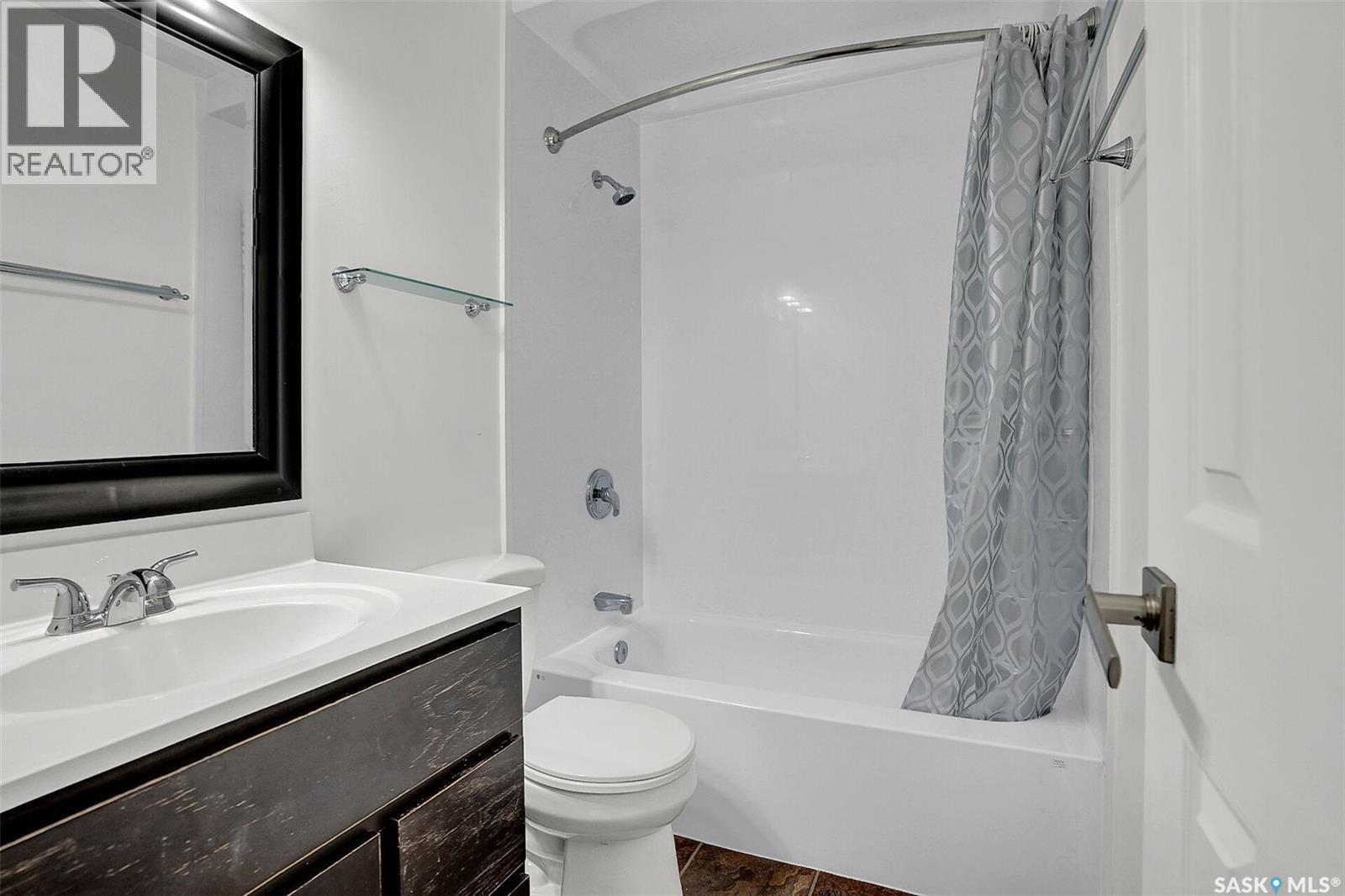 54B Nollet Avenue, Regina, SK - Indoor Photo Showing Bathroom