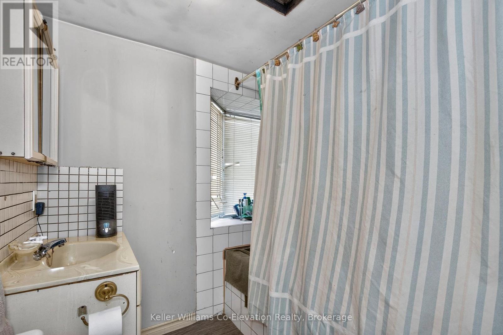 332 Wardell Street, Tay (Port Mcnicoll), ON - Indoor Photo Showing Bathroom