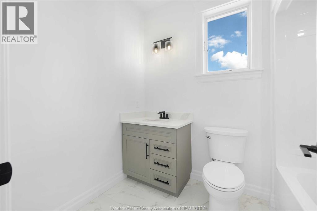 88 Graf Street, Harrow, ON - Indoor Photo Showing Bathroom