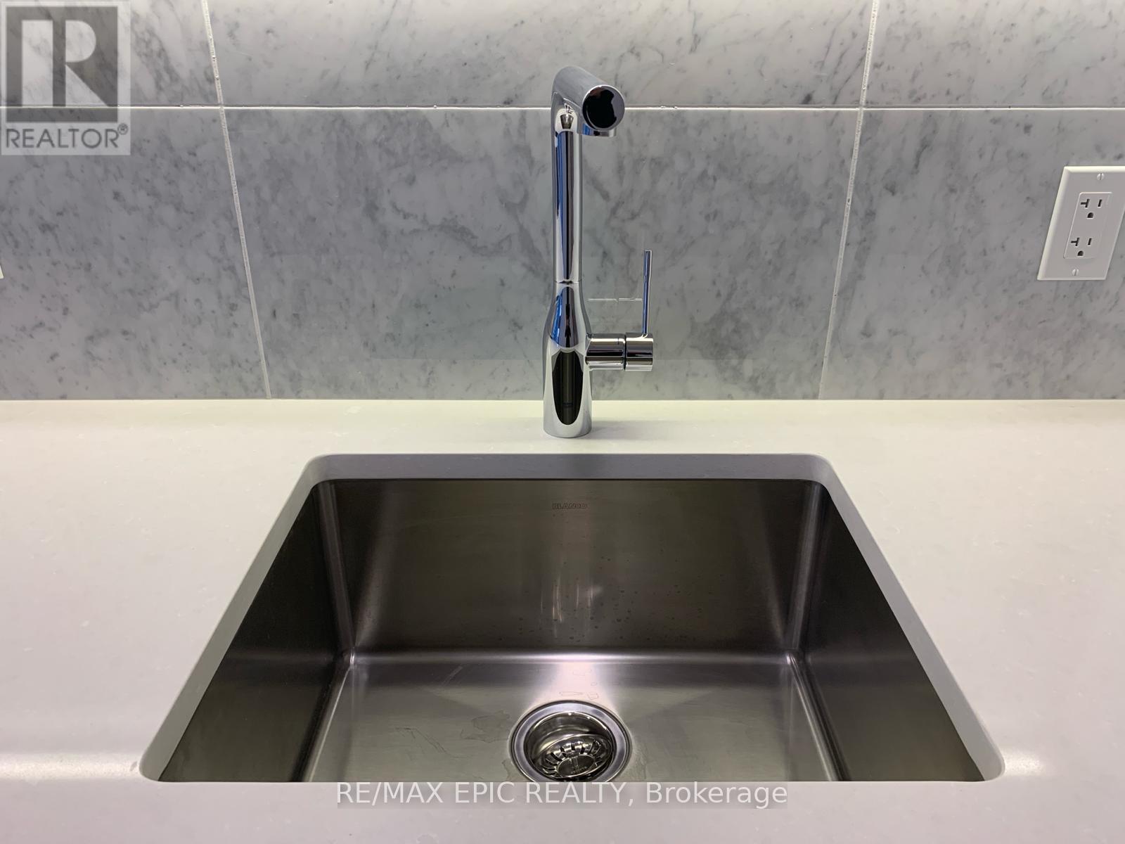 1815 - 85 Mcmahon Drive, Toronto, ON - Indoor Photo Showing Kitchen