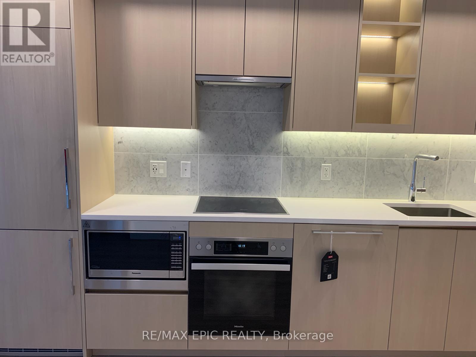 1815 - 85 Mcmahon Drive, Toronto, ON - Indoor Photo Showing Kitchen