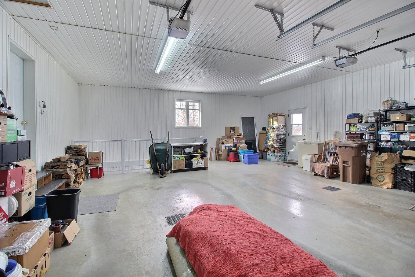 Garage - 1177 Rue Maisonneuve, Waterville, QC - Indoor Photo Showing Garage