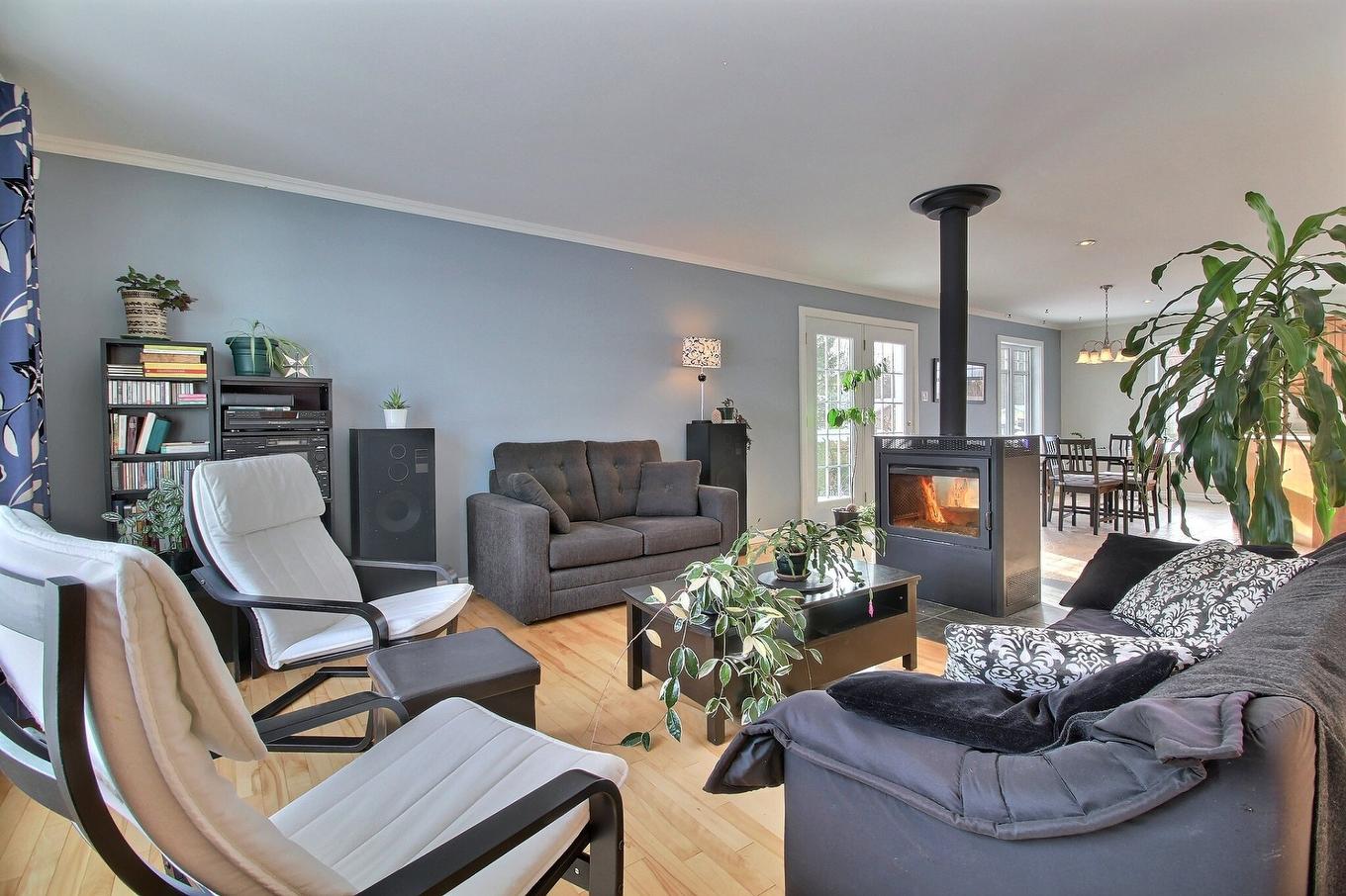 Living room - 1177 Rue Maisonneuve, Waterville, QC - Indoor Photo Showing Living Room With Fireplace
