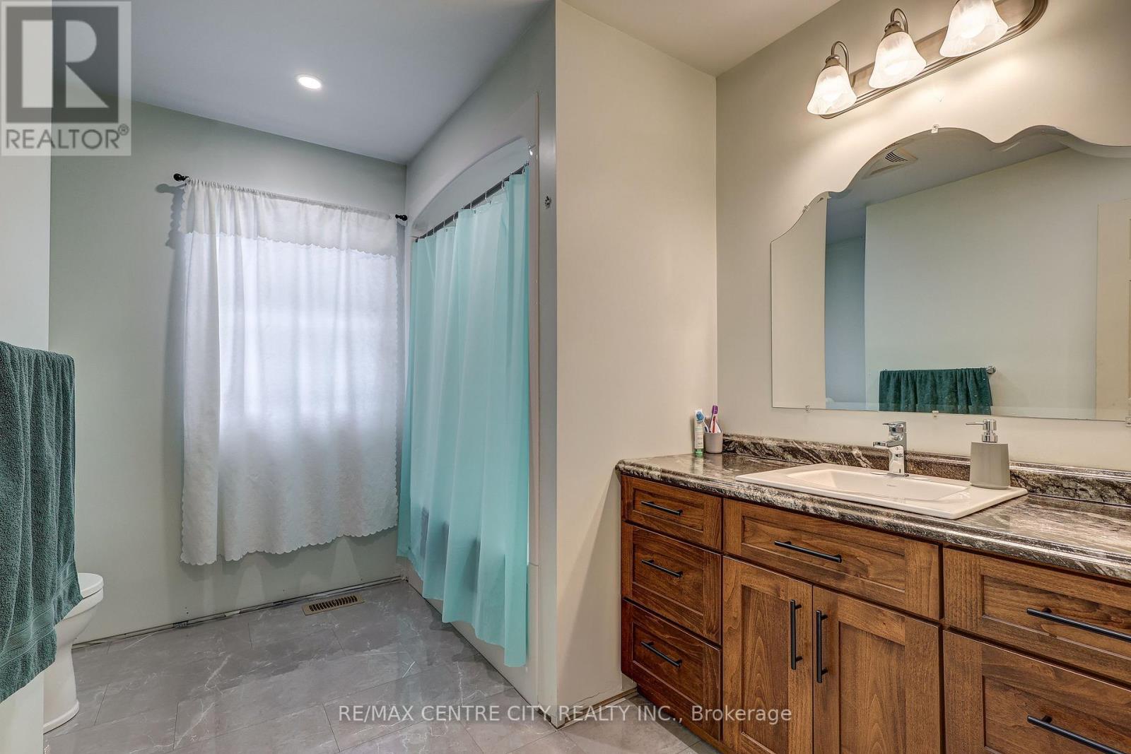 287 Highway 24 Road, Norfolk, ON - Indoor Photo Showing Bathroom
