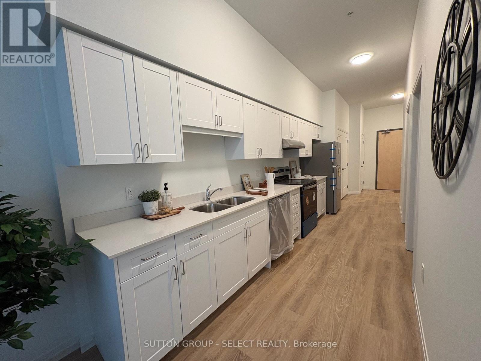 107 - 351 Hill Street, London East (East K), ON - Indoor Photo Showing Kitchen With Double Sink