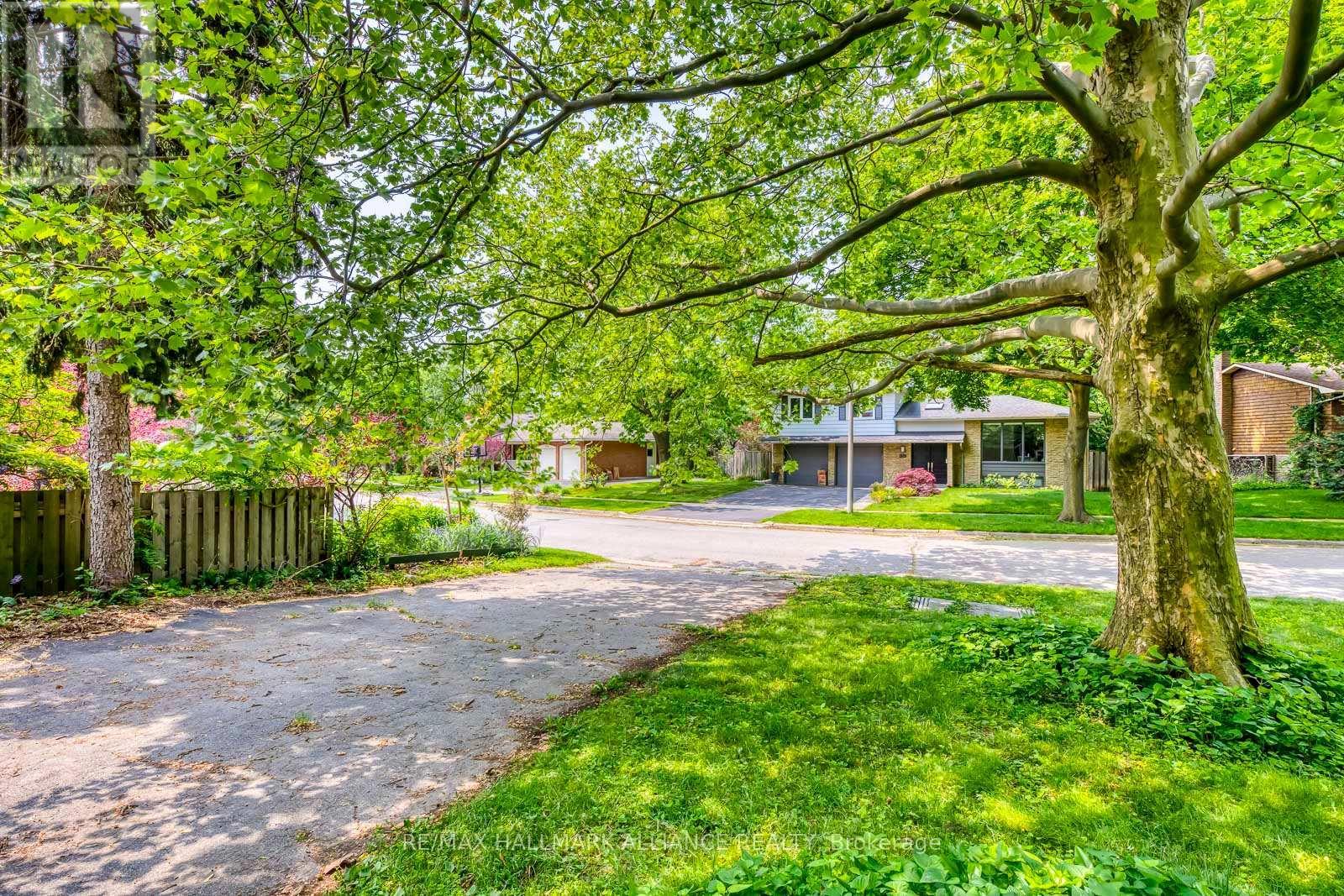 4 Car Driveway - 455 Canterbury Crescent, Oakville (Fd Ford), ON - Outdoor