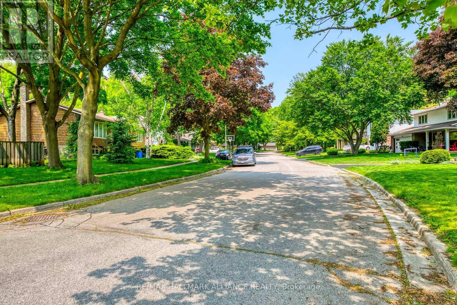 Tree Lined Crescent - 455 Canterbury Crescent, Oakville (Fd Ford), ON - Outdoor