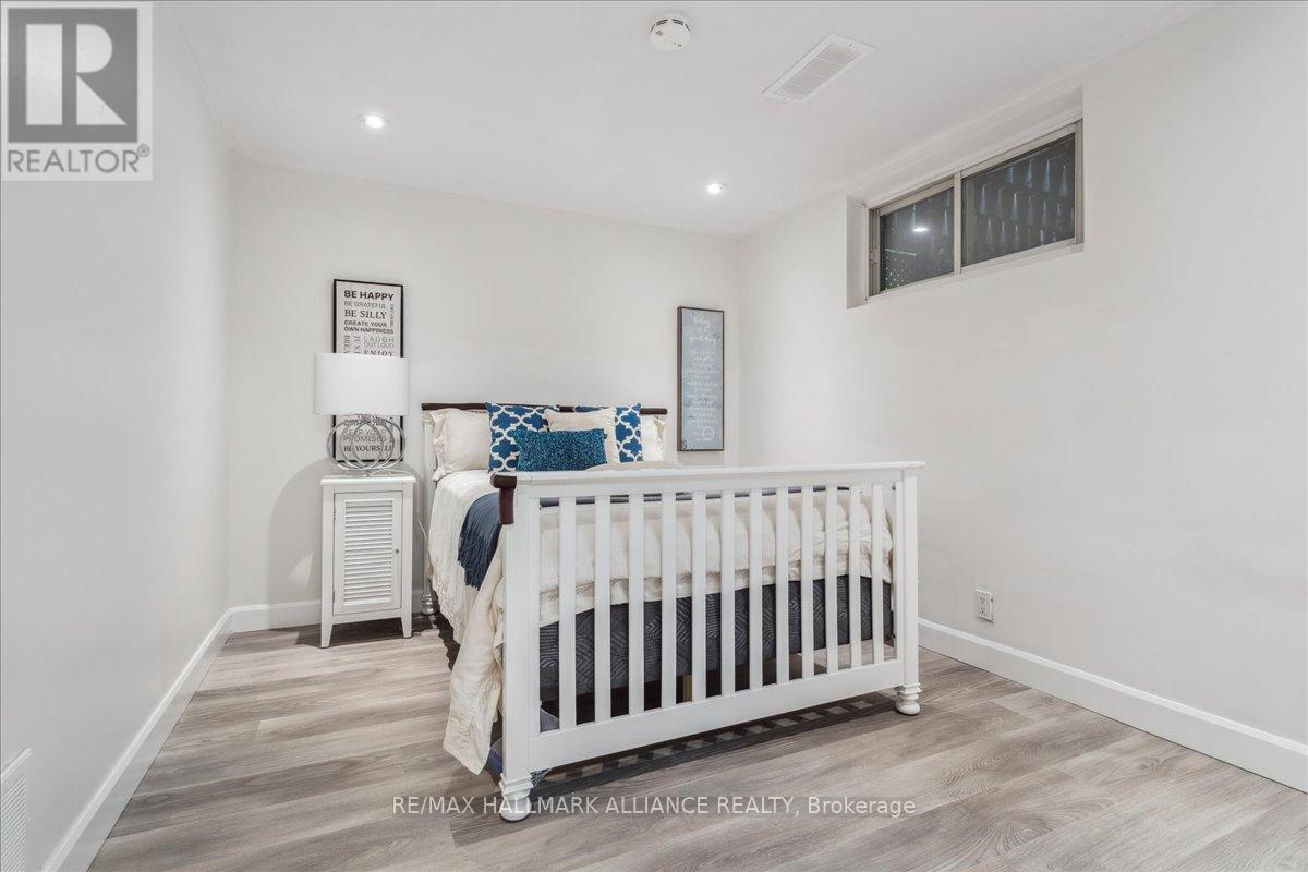222 Alscot Crescent, Oakville (Mo Morrison), ON - Indoor Photo Showing Bedroom