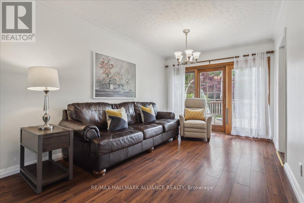 222 Alscot Crescent, Oakville (Mo Morrison), ON - Indoor Photo Showing Living Room