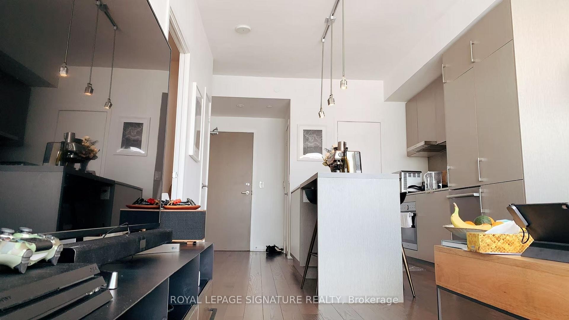 6109-100 Harbour Street, Toronto, ON - Indoor