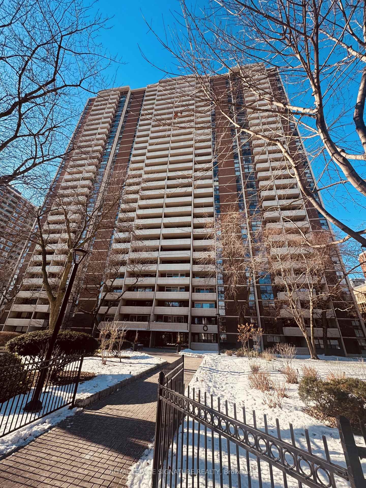 1702-40 Homewood Avenue, Toronto, ON - Outdoor