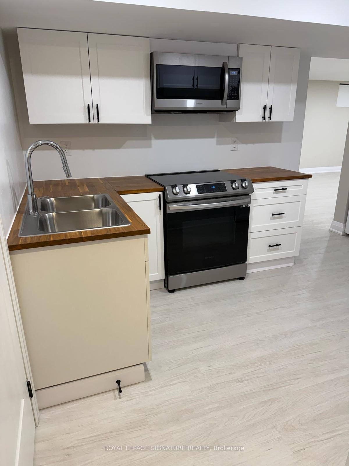 Lower-357 Rossland Road S, Oshawa, ON - Indoor Photo Showing Kitchen With Double Sink