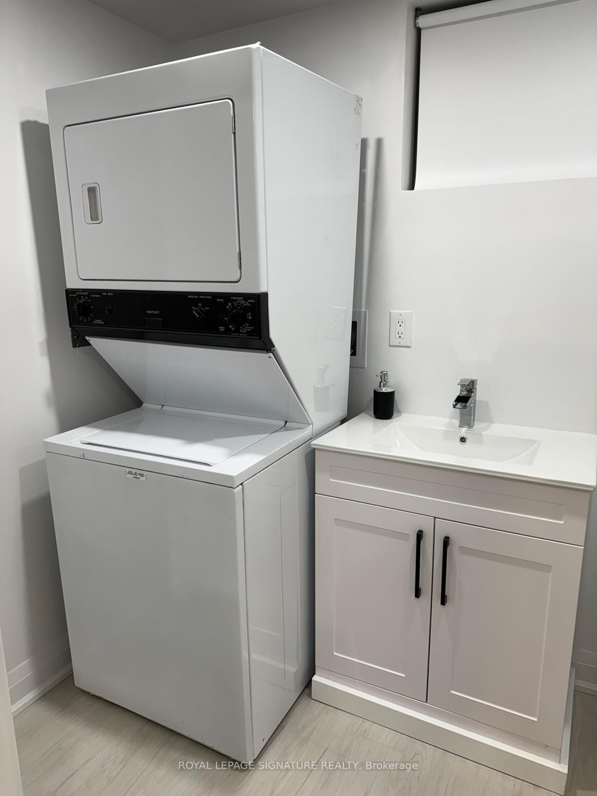 Lower-357 Rossland Road S, Oshawa, ON - Indoor Photo Showing Laundry Room